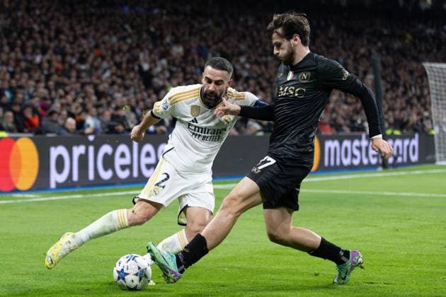 (231130) -- MADRID, Nov. 30, 2023 -- Real Madrid s Dani Carvajal (L) vies with Napoli s Khvicha Kvaratskhelia during the UEFA Champions League Group C match between Real Madrid and SSC Napoli at the Santiago Bernabeu Stadium in Madrid, Spain, on Nov. 29, 2023. ) (SP)SPAIN-MADRID-FOOTBALL-UEFA CHAMPIONS-REAL MADRID VS SSC NAPOLI MengxDingbo 