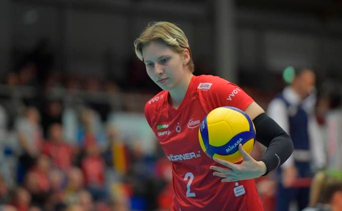 29 11 2023, Dresdens Larissa Winter with ball, Dresdner SC SC Schwerin, Volleyball, European Cup, CEV Cup, Dresden Germany