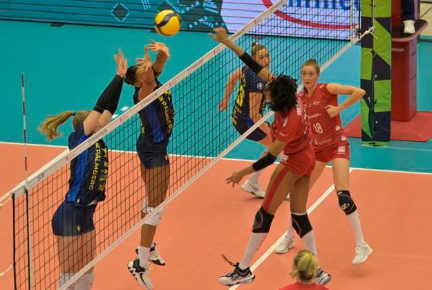 29 11 2023, Dresdens Tia Jimerson overcomes Schwerins block, Dresdner SC SC Schwerin, Volleyball, European Cup, CEV Cup, Dresden Germany
