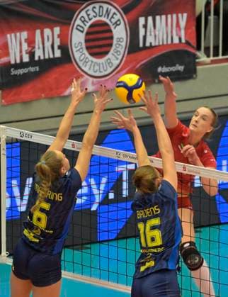 29 11 2023, Dresdens Grace Frohling smashes against Schwerins Indy Baijens and Nova Marring, Dresdner SC SC Schwerin, Volleyball, European Cup, CEV Cup, Dresden Germany