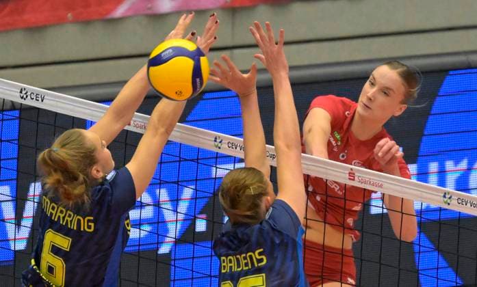 29 11 2023, Dresdens Grace Frohling smashes against Schwerins Indy Baijens and Nova Marring, Dresdner SC SC Schwerin, Volleyball, European Cup, CEV Cup, Dresden Germany