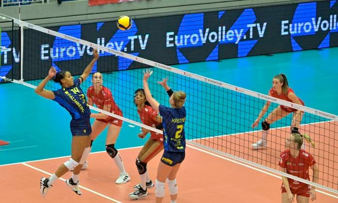 29 11 2023, Schwerins Pia Kästner sets for Jazmine White, Dresdner SC SC Schwerin, Volleyball, European Cup, CEV Cup, Dresden Germany