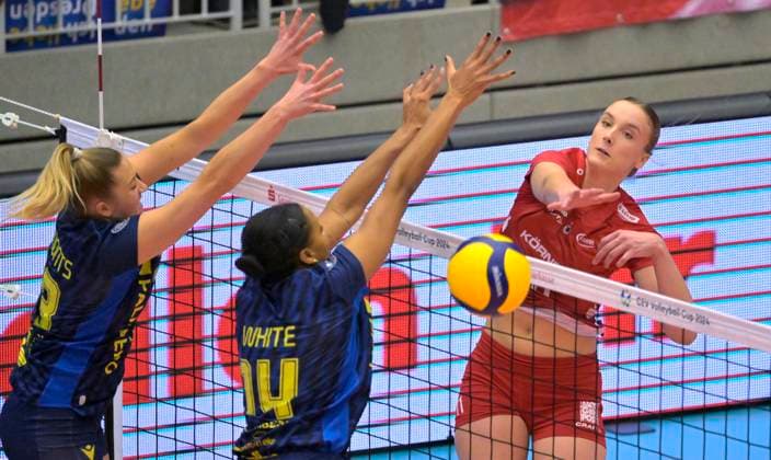 29 11 2023, Dresdens Grace Frohling smashes against Schwerins Jazmine White and Laura Emonts, Dresdner SC SC Schwerin, Volleyball, European Cup, CEV Cup, Dresden Germany