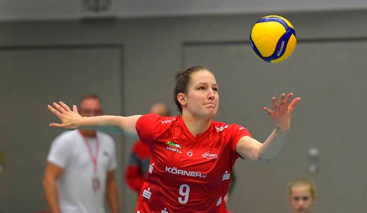 29 11 2023, Dresdens Lena Linke serving, Dresdner SC SC Schwerin, Volleyball, European Cup, CEV Cup, Dresden Germany
