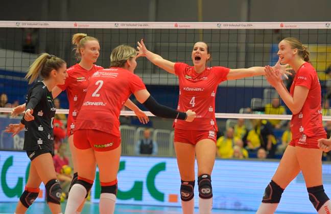 29 11 2023, Dresden cheers, f l Dresdens Aleksandra Jegdic, Dresdens Jennifer Janiska, Dresdens Larissa Winter, Dresdens Nathalie Lemmens, Dresdens Grace Frohling, Dresdner SC SC Schwerin, Volleyball, European Cup, CEV Cup, Dresden Germany