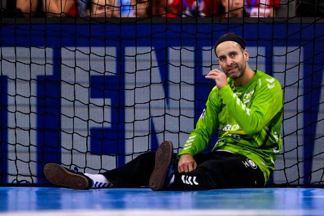 TVB Stuttgart THW Kiel Handball 1 Bundesliga, Men, Season 2023 2024, TVB Stuttgart THW Kiel, Porsche Arena Stuttgart goalkeeper Silvio Heinevetter reacts dissatisfied Stuttgart Porsche Arena Baden Württemberg Germany