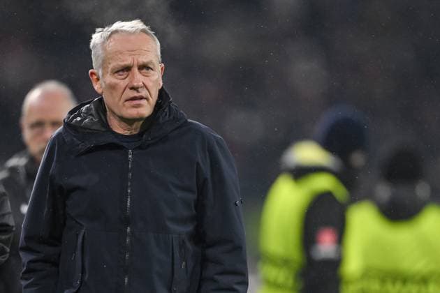 30 11 2023, Freiburg, Germany, Stadion am Wolfswinkel, SC Freiburg vs Olympiakos Piraeus UEFA Europa League 2023 24 Group A, Coach Christian Streich SC Freiburg Schaut Foto H Langer Freiburg Stadion am Wolfswinkel Germany  541_SCFOLY20231130_002 Langer-541