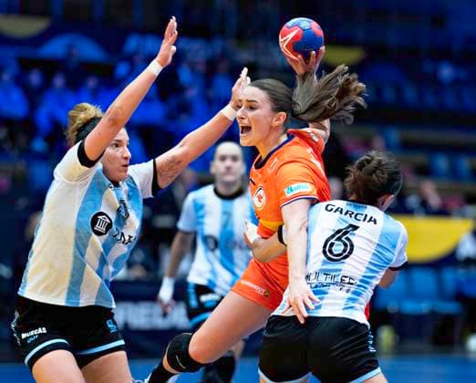 Larissa Nüsser from Netherlands in action during the IHF World Womens Handball Championship match between Netherlands and Argentina in the preliminary Group G in Arena Nord in Frederikshavn, Denmark on Thursday , November 30, 2023 , Frederikshavn Jylland Denmark  Copyright: HenningxBagger HenningxBaggerx spdk20231130-183912-L