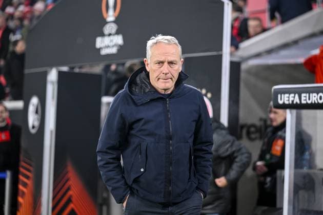 30 11 2023, Freiburg, Germany, Stadion am Wolfswinkel, SC Freiburg vs Olympiakos Piraeus UEFA Europa League 2023 24 Group A, Coach Christian Streich SC Freiburg Schaut Foto H Langer Freiburg Stadion am Wolfswinkel Germany  541_SCFOLY20231130_004 Langer-541