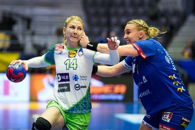 Handball, Frauen WM, Slowenien - Island Handball-VM kvinner Norge 2023: Slovenia - Island Stavanger 20231130. Slovenias Tamara Mavsar og Islands Hildigunnur Einarsdottir under gruppespillkampen i VM mellom Slovenia og Island i DNB Arena. Foto: Beate Oma Dahle NTB Stavanger Norge EDITORIAL USE ONLY. RESTRICTED USE FOR BETTING COMPANIES Ref:_SPODZZw66-E0SY.jpg  Copyright: xBeatexOmaxDahlex xNTBx