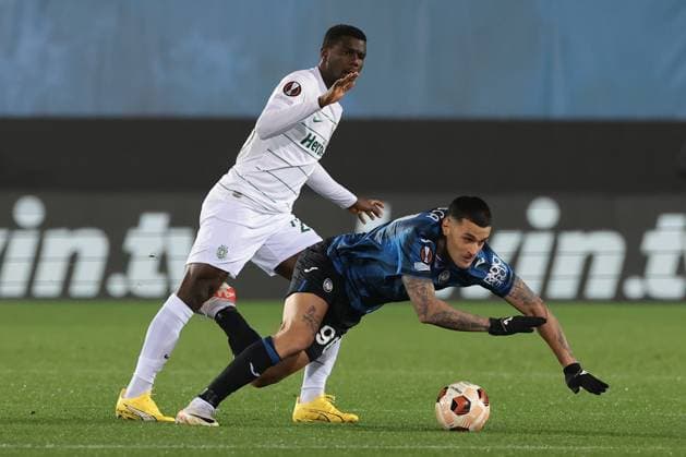 Fußball, EL, Atalanta Bergamo - Sporting Lissabon Bergamo, Italy, 30th November 2023. Ousmane Diomande of Sporting CP clashes with Gianluca Scamacca of Atalanta during the UEFA Europa League match at Gewiss Stadium, Bergamo. Picture credit should read: Jonathan Moscrop Sportimage EDITORIAL USE ONLY. No use with unauthorised audio, video, data, fixture lists, club league logos or live services. Online in-match use limited to 120 images, no video emulation. No use in betting, games or single club league player publications. SPI-2756-0001