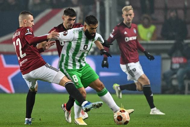 L-R Lukas Haraslin (Sparta) and Nabil Fekir (Betis) in action during the UEFA Europa League, 5th round, Group C, match AC Sparta Praha vs Real Betis (Sevilla), in Prague, Czech Republic, on November 30, 2023. (CTKxPhoto MichalxKamaryt) CTKPhotoP2023113007992  CTKPhotoP2023113007992