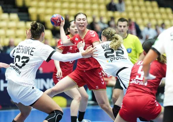 Kaho Nakayama, Japan in action during the IHF World Women s Handball Championship match between Germany and Japan in the preliminary Group F in Jyske Bank Boxen in Herning, Denmark on Tuesday, November 30, 2023 sendxnet, Herning Jylland Denmark  Copyright: ClausxFisker ClausxFiskerx spdk20231130-185714-7