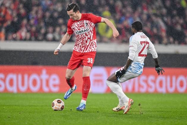 30 11 2023, Freiburg, Germany, Stadion am Wolfswinkel, SC Freiburg vs Olympiacos Piraeus UEFA Europa League 2023 24 Group A, Michael Gregoritsch SC Freiburg and Rodinei Olympiacos FC in a duel Photo H Langer Freiburg Stadion am Wolfswinkel Germany  541_SCFOLY20231130_025 Langer-541