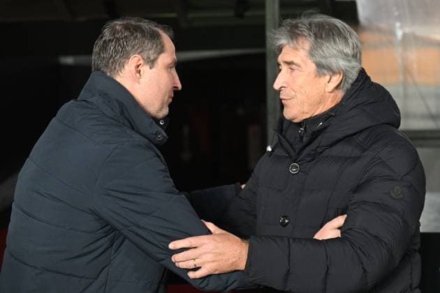 L-R Head coach Brian Priske (Sparta) and head coach Manuel Pellegrini (Betis) greet during the UEFA Europa League, 5th round, Group C, match AC Sparta Praha vs Real Betis (Sevilla), in Prague, Czech Republic, on November 30, 2023. (CTKxPhoto MichalxKamaryt) CTKPhotoP2023113008040  CTKPhotoP2023113008040