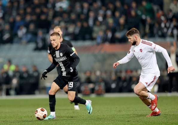 SOCCER - UEFA EL, Sturm vs Czestochowa GRAZ,AUSTRIA,30.NOV.23 - SOCCER - UEFA Europa League, group stage, SK Sturm Graz vs Rakow Czestochowa. Image shows Tomi Horvat (Sturm) and Jean Carlos Silva (Czestochowa) .  GEPAxpictures xHansxOberlaender