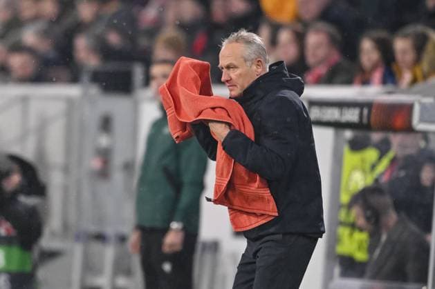 30 11 2023, Freiburg, Germany, Stadion am Wolfswinkel, SC Freiburg vs Olympiakos Piraeus UEFA Europa League 2023 24 Group A, Coach Christian Streich SC Freiburg gestures, gestures, with a towel Photo H Langer Freiburg Stadion am Wolfswinkel Germany  541_SCFOLY20231130_034 Langer-541