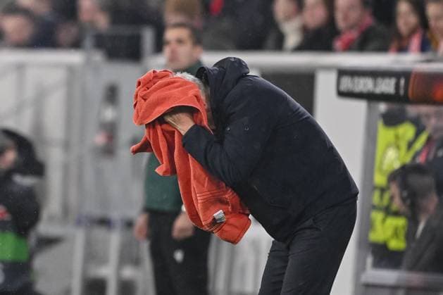 30 11 2023, Freiburg, Germany, Stadion am Wolfswinkel, SC Freiburg vs Olympiakos Piraeus UEFA Europa League 2023 24 Group A, Coach Christian Streich SC Freiburg gestures, gestures, with a towel Photo H Langer Freiburg Stadion am Wolfswinkel Germany  541_SCFOLY20231130_035 Langer-541