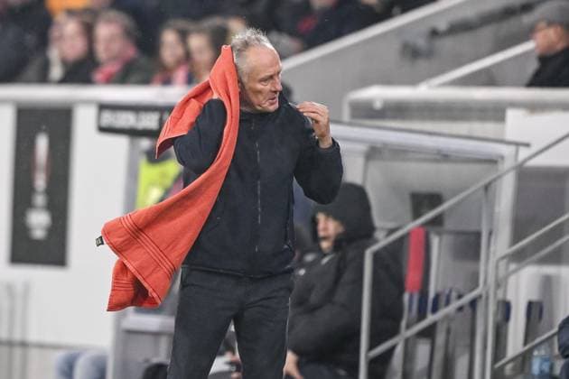 30 11 2023, Freiburg, Germany, Stadion am Wolfswinkel, SC Freiburg vs Olympiakos Piraeus UEFA Europa League 2023 24 Group A, Coach Christian Streich SC Freiburg gestures, gestures, with a towel Photo H Langer Freiburg Stadion am Wolfswinkel Germany  541_SCFOLY20231130_037 Langer-541