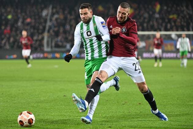 Fußball, EL, Sparta Prag - Real Betis Sevilla L-R Aitor Ruibal (Betis) and Lukas Haraslin (Sparta) in action during the UEFA Europa League, 5th round, Group C, match AC Sparta Praha vs Real Betis (Sevilla), in Prague, Czech Republic, on November 30, 2023. (CTKxPhoto MichalxKamaryt) CTKPhotoP2023113008239  CTKPhotoP2023113008239