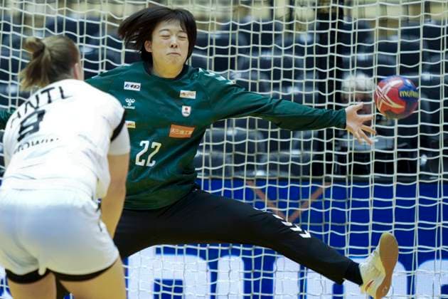 Lisa Antl, Germany 9 tries a shot against Japanese goalkeeper Naho Saito during the IHF World Women s Handball Championship match between Germany and Japan in the preliminary Group F at Jyske Bank Boxen in Herning, Denmark on Tuesday, November 30, 2023 , Herning Jylland Denmark  Copyright: ClausxFisker ClausxFiskerx spdk20231130-185744-L