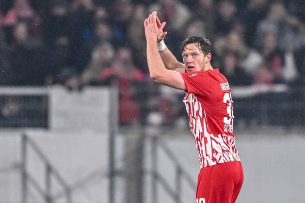 30 11 2023, Freiburg, Germany, Stadion am Wolfswinkel, SC Freiburg vs Olympiakos Piraeus UEFA Europa League 2023 24 Group A, Michael Gregoritsch SC Freiburg gestures, gestures before his substitution Photo H Langer Freiburg Stadion am Wolfswinkel Germany  541_SCFOLY20231130_055 Langer-541