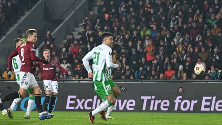 Fußball, EL, Sparta Prag - Real Betis Sevilla Lukas Haraslin (Sparta), 3rd from left, scores during the UEFA Europa League, 5th round, Group C, match AC Sparta Praha vs Real Betis (Sevilla), in Prague, Czech Republic, on November 30, 2023. (CTKxPhoto MichalxKamaryt) CTKPhotoP2023113008667 CTKPhotoP2023113008667