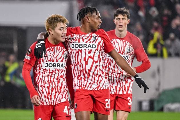 30 11 2023, Freiburg, Germany, Stadion am Wolfswinkel, SC Freiburg vs Olympiakos Piraeus UEFA Europa League 2023 24 Group A, Ritsu Doan SC Freiburg , Junior Adamu SC Freiburg and Merlin Roehl SC Freiburg goal celebration, cheering after his goal for 5 0 Photo H Langer Freiburg Stadion am Wolfswinkel Germany  541_SCFOLY20231130_062 Langer-541