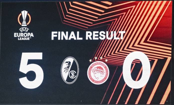 30 11 2023, Freiburg, Germany, Stadion am Wolfswinkel, SC Freiburg vs Olympiakos Piraeus UEFA Europa League 2023 24 Group A, Scoreboard with the final score Photo H Langer Freiburg Stadion am Wolfswinkel Germany  541_SCFOLY20231130_063 Langer-541