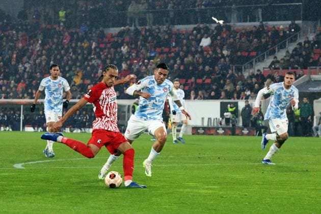 Freiburg, Germany 30 November 2023 Europa League 2023 2024 SC Freiburg vs Olympiakos Piraeus In the picture from left scorer Kiliann Sildillia SC Freiburg scores the goal to make it 4 0 Europa Park Stadion Baden Württemberg Copyright: xFotostandx xHettichx