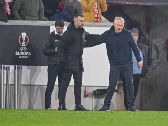 30 11 2023, Freiburg, Germany, Stadion am Wolfswinkel, SC Freiburg vs Olympiacos Piraeus UEFA Europa League 2023 24 Group A, Coach Diego Martinez Olympiacos FC and Coach Christian Streich SC Freiburg gestures, gestures Photo H Langer Freiburg Stadion am Wolfswinkel Germany  541_SCFOLY20231130_064 Langer-541