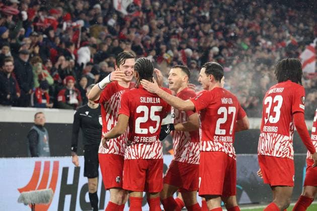 Freiburg, Germany 30 November 2023 Europa League 2023 2024 SC Freiburg vs Olympiakos Piraeus In the picture scorer Kiliann Sildillia SC Freiburg celebrates after his goal to 4 0, with his teammates, Europa Park Stadium Baden Württemberg Copyright: xFotostandx xHettichx