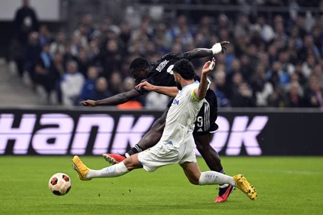 Fußball, EL, Olympique Marseille - Ajax Amsterdam MARSEILLE - (l-r) Brian Brobbey of Ajax, Samuel Gigot of Olympique Marseille during the UEFA Europa League Group B match between Olympique Marseille and Ajax Amsterdam at Stade de Marseille on November 30, 2023 in Marseille, France. ANP OLAF KRAAK UEFA Europa League 2023 24 2023 2024 xVIxANPxSportx xxANPxIVx 485136083 originalFilename: 485136083.jpg