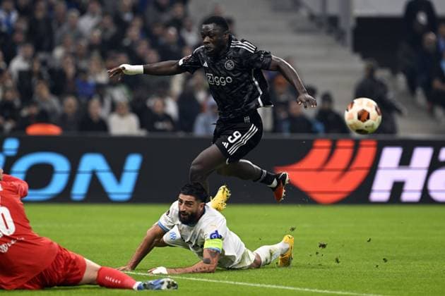 Fußball, EL, Olympique Marseille - Ajax Amsterdam MARSEILLE - (l-r) Brian Brobbey of Ajax, Samuel Gigot of Olympique Marseille during the UEFA Europa League Group B match between Olympique Marseille and Ajax Amsterdam at Stade de Marseille on November 30, 2023 in Marseille, France. ANP OLAF KRAAK UEFA Europa League 2023 24 2023 2024 xVIxANPxSportx xxANPxIVx 485136218 originalFilename: 485136218.jpg