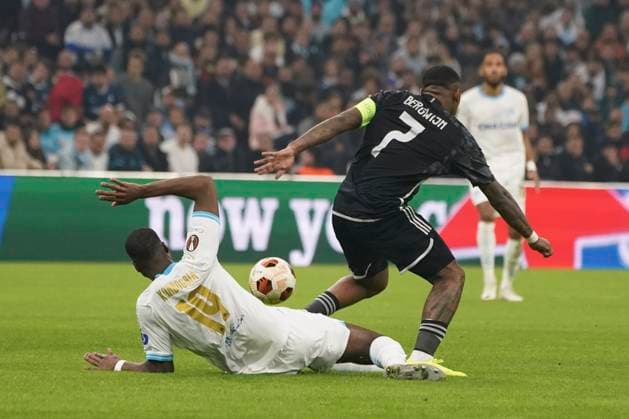 Fußball, EL, Olympique Marseille - Ajax Amsterdam Geoffrey Kondogbia (Olympique de Marseille) - Steven Bergwijn (Ajax) FOOTBALL : Olympique de Marseille vs Ajax d™Amsterdam - Europa League - Phase de groupe - Marseille - 30 11 2023 NorbertScanella Panoramic 