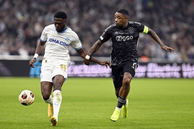 Fußball, EL, Olympique Marseille - Ajax Amsterdam MARSEILLE - (l-r) Chancel Mbemba of Olympique Marseille, Steven Bergwijn of Ajax during the UEFA Europa League group B match between Olympique Marseille and Ajax Amsterdam at Stade de Marseille on November 30, 2023 in Marseille, France. ANP OLAF KRAAK UEFA Europa League 2023 24 2023 2024 xVIxANPxSportx xxANPxIVx 485136603 originalFilename: 485136603.jpg