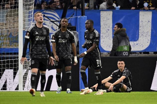 Fußball, EL, Olympique Marseille - Ajax Amsterdam MARSEILLE - (l-r) Kenneth Taylor of Ajax, Jorrel Hato of Ajax, Carlos Forbs of Ajax, Steven Berghuis of Ajax disappointment after the 2-1 during the UEFA Europa League match in group B between Olympique Marseille and Ajax Amsterdam in Stade de Marseille on November 30, 2023 in Marseille, France. ANP OLAF KRAAK UEFA Europa League 2023 24 2023 2024 xVIxANPxSportx xxANPxIVx 485136864 originalFilename: 485136864.jpg