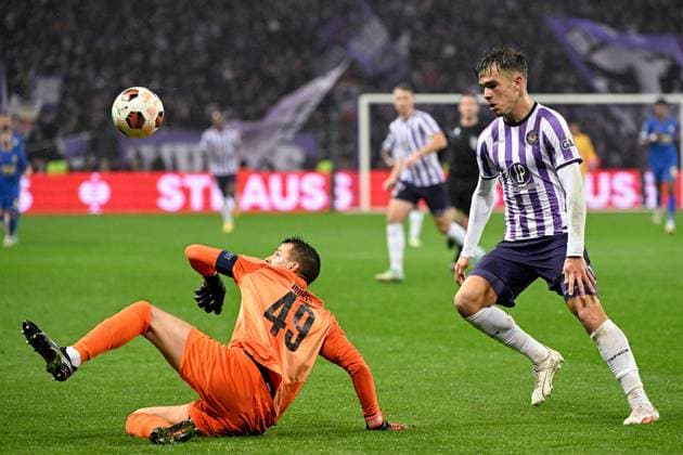 Toulouse s Thijs Dallinga and Union s goalkeeper Anthony Moris fight for the ball during a soccer game French Toulouse FC and between Belgian Royale Union Saint Gilloise, on day 5 of the group phase of the UEFA Europa League competition, in group E, on Thursday 30 November 2023 in Toulouse, France. LAURIExDIEFFEMBACQ  x81196007x