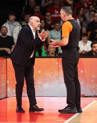 Pablo Laso Bayern Basketball, Head Coach discusses with the referee GER, FC Bayern Basketball vs Virtus Segafredo Bologna, Basketball, EuroLeague, Season 2023 2024, 30 11 2023, GER, FC Bayern Basketball vs Virtus Segafredo Bologna, Basketball, EuroLeague, Season 2023 2024, 30 11 2023 Muenchen Copyright: xEibner-Pressefoto MarcelxEngelbrechtx EP_MET