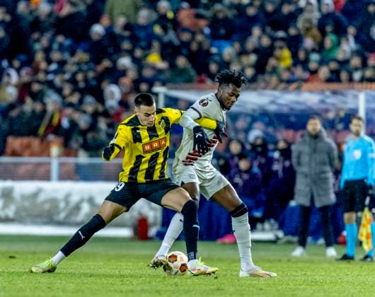 GÖTEBORG 20231130 Häckens Srdjan Hrstic and Leverkusens Edmond Tapsoba during Thursdays Europa League group H football match between BK Häcken and Bayer Leverkusen from Germany at Gamla Ullevi GÖTEBORG SWEDEN x9200x  Copyright: xAdamxIhse TTx EUROPA LEAGUE HÄCKEN-LEVERKUSEN