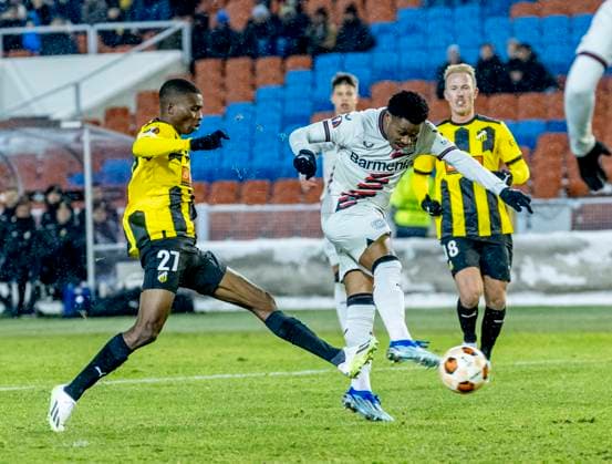 GÖTEBORG 20231130 Häckens Akoua Romeo Amane and Leverkusens Nathan Tella during Thursdays Europa League group H soccer match between BK Häcken and Bayer Leverkusen from Germany at Gamla Ullevi GÖTEBORG SWEDEN x9200x  Copyright: xAdamxIhse TTx EUROPA LEAGUE HÄCKEN-LEVERKUSEN