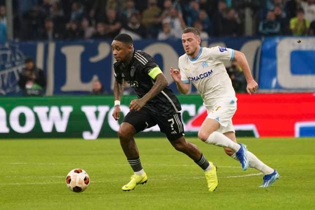 Fußball, EL, Olympique Marseille - Ajax Amsterdam Steven Bergwijn (Ajax) - Jordan Veretout (Olympique de Marseille) FOOTBALL : Olympique de Marseille vs Ajax d™Amsterdam - Europa League - Phase de groupe - Marseille - 30 11 2023 NorbertScanella Panoramic 
