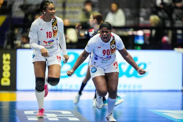 Handball, Frauen WM, Frankreich - Angola Handball-VM kvinner Norge 2023: Frankrike - Angola Stavanger 20231130. Angolas Albertina Cruz Kassoma (t.v.) og Isabel Evelize Wangimba Guialo under gruppespillkampen i VM mellom Frankrike og Angola i DNB Arena. Foto: Beate Oma Dahle NTB Stavanger Norge EDITORIAL USE ONLY. RESTRICTED USE FOR BETTING COMPANIES Ref:_SPO3p_JP7uwBXI.jpg  Copyright: xBeatexOmaxDahlex xNTBx