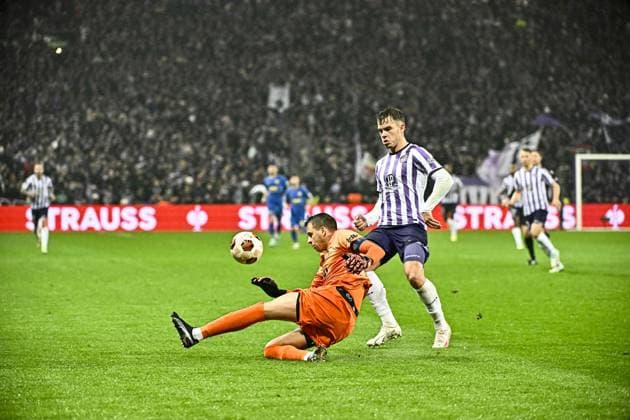 Anthony Moris (usg) vs Thijs Dallinga (tfc) FOOTBALL : Toulouse vs Union St Gilloise - Match 5 Phase de Groupe de la Ligue Europa - Toulouse - 30-11-2023 ThierryBreton Panoramic 