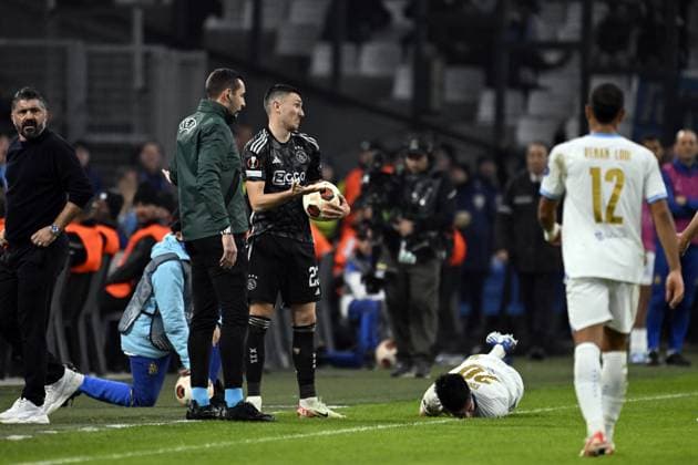 Fußball, EL, Olympique Marseille - Ajax Amsterdam MARSEILLE - (l-r) Steven Berghuis of Ajax reacts, Joaquin Correa of Olympique Marseille lies injured on the green court during the UEFA Europa League match in group B between Olympique Marseille and Ajax Amsterdam at Stade de Marseille on November 30, 2023 in Marseille, France. ANP OLAF KRAAK UEFA Europa League 2023 24 2023 2024 xVIxANPxSportx xxANPxIVx 485141645 originalFilename: 485141645.jpg