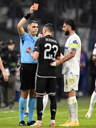 Fußball, EL, Olympique Marseille - Ajax Amsterdam MARSEILLE - Steven Berghuis of Ajax receives the red card from Referee Simone Sozza during the UEFA Europa League Group B match between Olympique Marseille and Ajax Amsterdam at Stade de Marseille on November 30, 2023 in Marseille, France. ANP OLAF KRAAK UEFA Europa League 2023 24 2023 2024 xVIxANPxSportx xxANPxIVx 485141812 originalFilename: 485141812.jpg