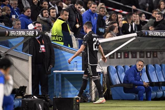 Fußball, EL, Olympique Marseille - Ajax Amsterdam MARSEILLE - Steven Berghuis of Ajax leaves the field in red during the UEFA Europa League match in group B between Olympique Marseille and Ajax Amsterdam at Stade de Marseille on November 30, 2023 in Marseille, France. ANP OLAF KRAAK UEFA Europa League 2023 24 2023 2024 xVIxANPxSportx xxANPxIVx 485141931 originalFilename: 485141931.jpg