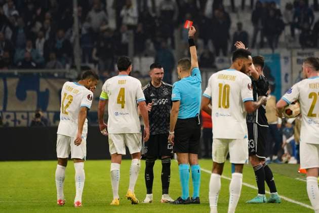 Carton rouge - Simone Sozza (Arbitre) - Steven Berghuis (Ajax) FOOTBALL : Olympique de Marseille vs Ajax d™Amsterdam - Europa League - Phase de groupe - Marseille - 30 11 2023 NorbertScanella Panoramic 