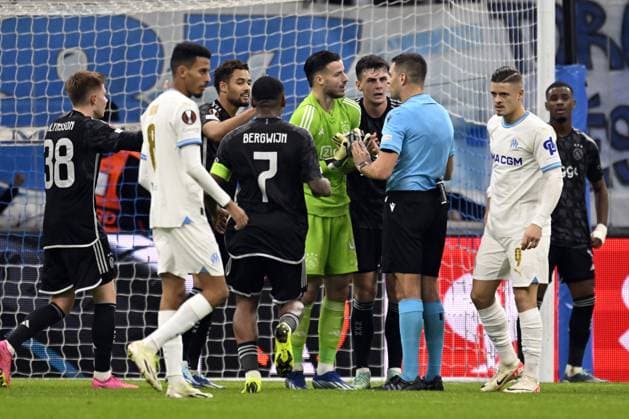 MARSEILLE - Referee Simone Sozza gives a penalty to Olympique Marseille, Ajax goalkeeper Diant Ramaj protests during the UEFA Europa League Group B match between Olympique Marseille and Ajax Amsterdam at Stade de Marseille on November 30, 2023 in Marseille, France. ANP OLAF KRAAK UEFA Europa League 2023 24 2023 2024 xVIxANPxSportx xxANPxIVx 485143888 originalFilename: 485143888.jpg