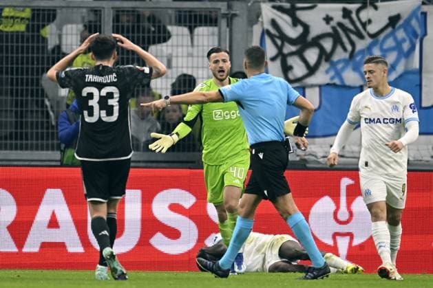 MARSEILLE - Referee Simone Sozza puts the ball on the spot, Ajax goalkeeper Diant Ramaj protests during the UEFA Europa League group B match between Olympique Marseille and Ajax Amsterdam at Stade de Marseille on November 30, 2023 in Marseille, France. ANP OLAF KRAAK UEFA Europa League 2023 24 2023 2024 xVIxANPxSportx xxANPxIVx 485144273 originalFilename: 485144273.jpg